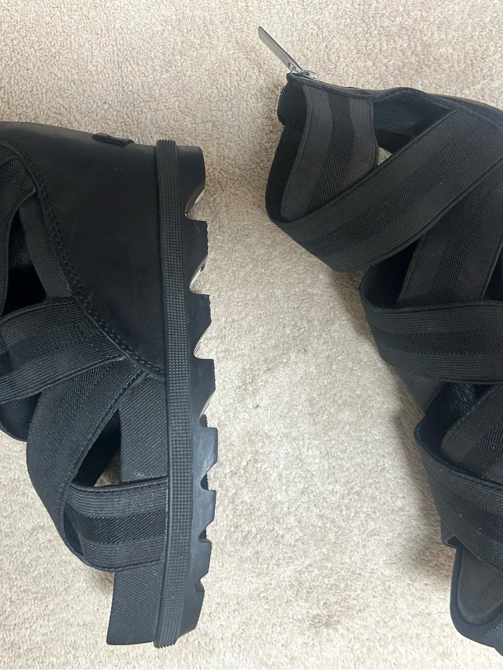 SOREL JOANIE II Strappy wedge sandals. Size 6. EUC Elastic crisscross straps zip